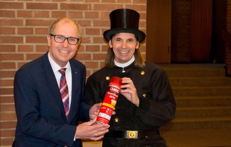2 Personen halten Feuerlöschspray